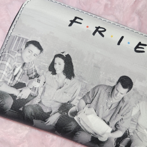 F•R•I•E•N•D•S zip-around wallet - Picture 14 of 16